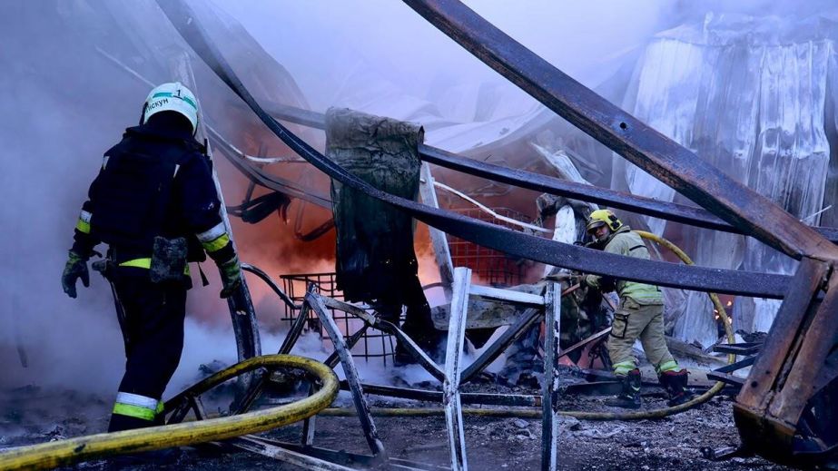 Масштабна пожежа та зруйновані приміщення: ДСНС показала наслідки ворожого удару по складах у передмісті Дніпра (ФОТО)