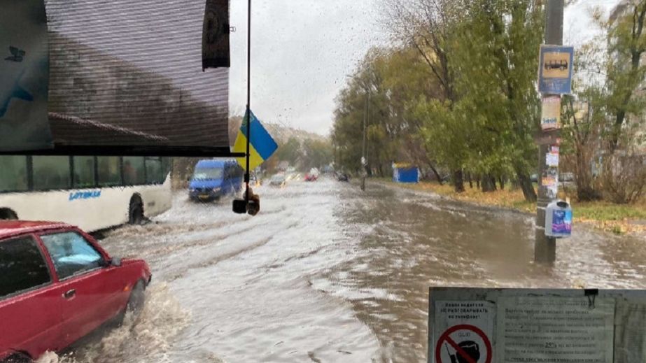 Как в Днепре после ливня возникли айсберги из асфальта (ВИДЕО)