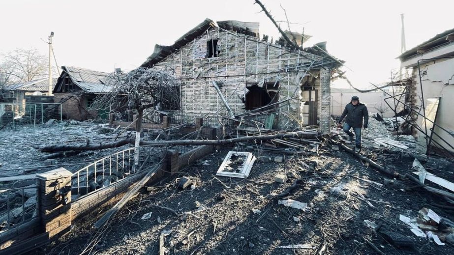 Зруйновані будинки та потрощені авто: у Кривому Розі ліквідовують наслідки нічного ракетного удару