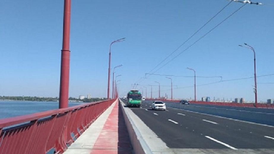 В Днепре на съезде с Нового моста произошло ДТП (ВИДЕО)