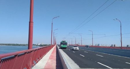 У Дніпрі хлопець задля розваги стрибнув з Центрального мосту (ВІДЕО)