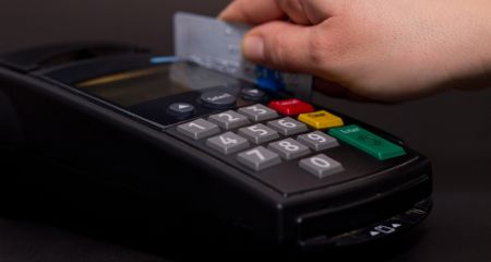 Шоппинг на 4,8 тысячи за счет ОСМД: в Кривом Роге мужчина за чужие деньги "шиковал" в "Авроре" и пиццерии