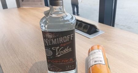 Водка, колбаса и наручники: в Кривом Роге женщина пыталась украсть продукты из магазина и попалась охране (ФОТО)