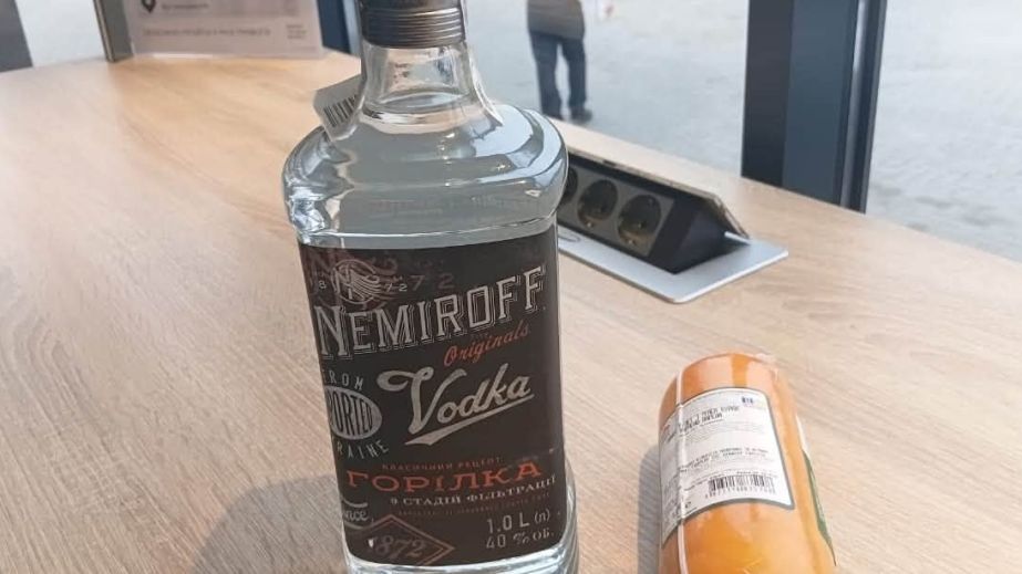 Горілка, ковбаса та кайданки: у Кривому Розі жінка намагалася вкрасти продукти з магазину і попалася охороні (ФОТО)
