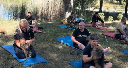 На Самарівщині для поранених військових влаштували йогу з собаками (ФОТО, ВІДЕО)
