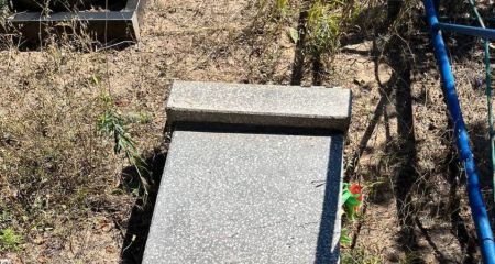 На одному з кладовищ Кривого Рогу вандали потрощили більше десятка могил (ФОТО)