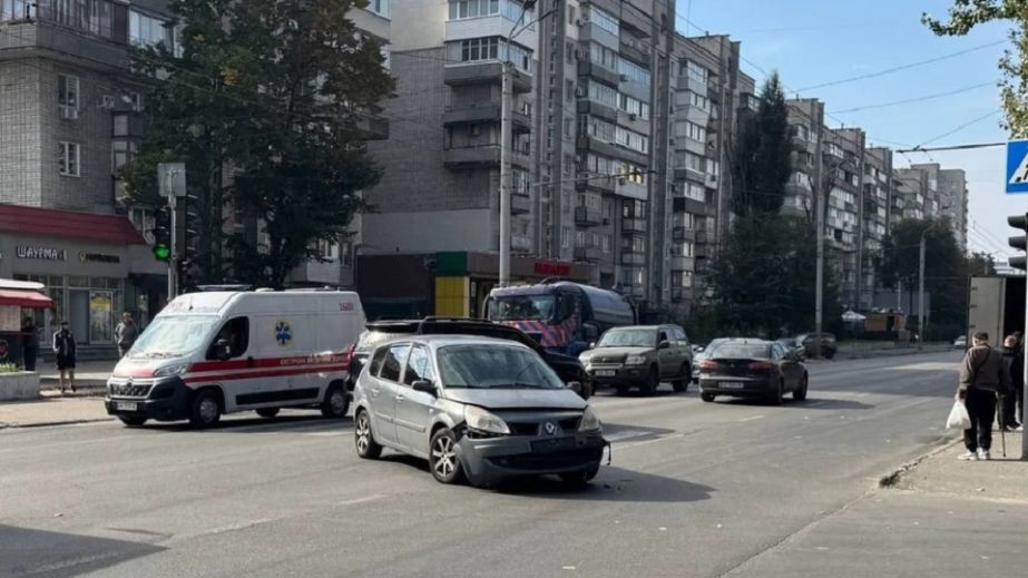В Днепре на Калиновой Lada после столкновения с другим авто врезалась в остановку и сбила мужчину на мопеде (ФОТО)