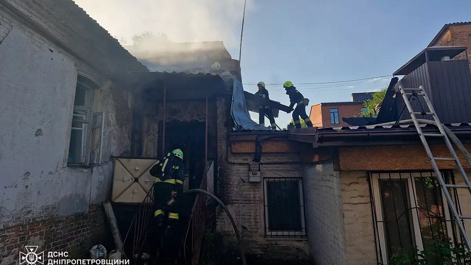 У центрі Дніпра під час пожежі рятувальники вивели з вогню двох людей