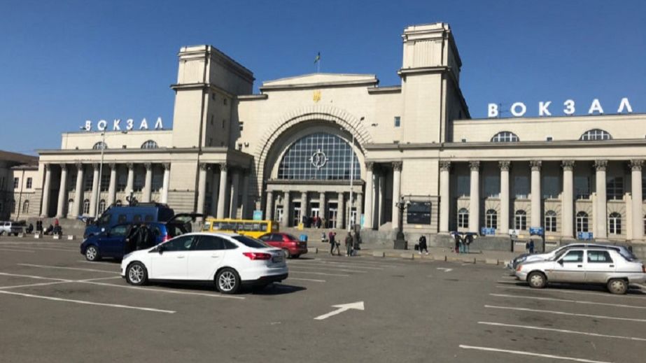 Поїзди на Дніпро затримуються. В "Укрзалізниці" повідомили про поранених залізничників через ракетну атаку
