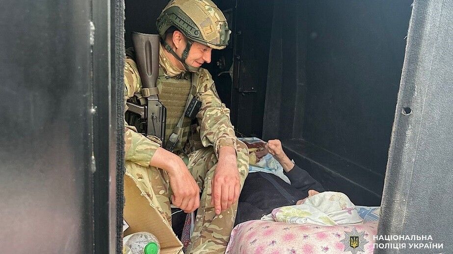 Из прифронтового села Никопольского района полиция эвакуировали маломобильного дедушку