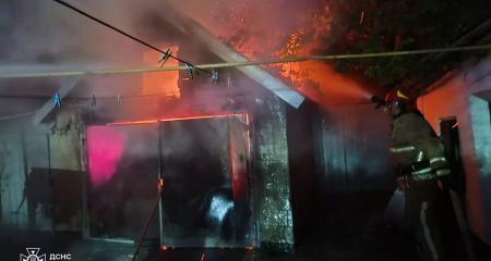 В поселке на Днепропетровщине сгорел гараж с автомобилем внутри (ФОТО)