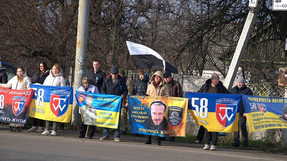 В Петриковке прошла акция напоминания о без вести пропавших и пленных Защитниках Украины (ФОТО)