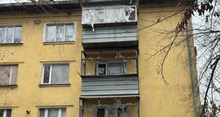 Разбитые окна и двор...