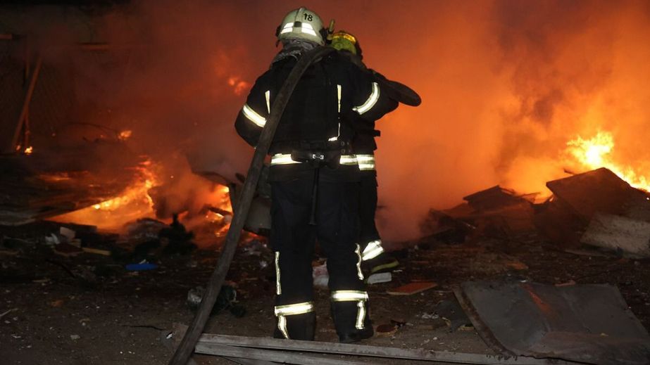 Рятувальники показали кадри гасіння пожеж після ударів "шахедами" по Дніпропетровщині (ФОТО)