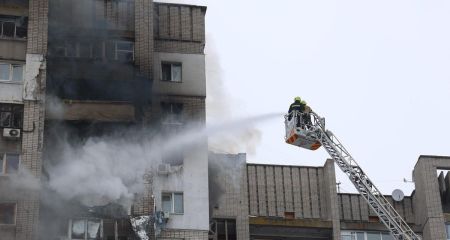 Удар по багатоповерхівці у Дніпрі: рятувальники показали кадри порятунку мешканців будинку (ФОТО, ВІДЕО)