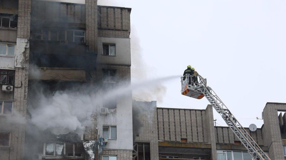 Удар по многоэтажке в Днепре: спасатели показали кадры спасения жильцов дома (ФОТО, ВИДЕО)