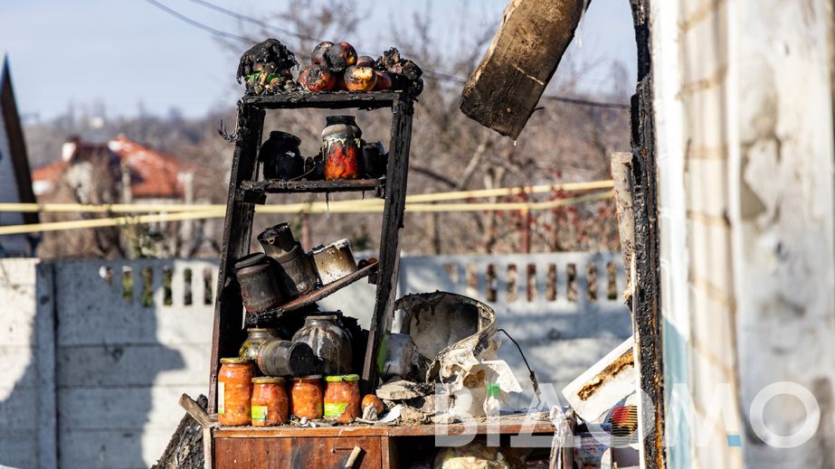 Зруйнований будинок і двоє загиблих: у Дніпрі ліквідовують наслідки нічної атаки (ФОТО)