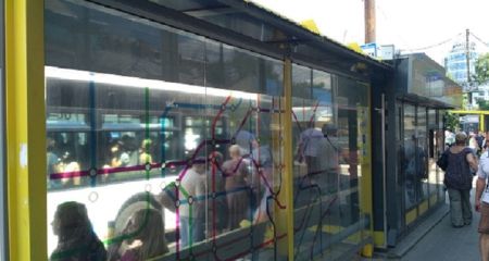 У Дніпрі на Тополі виявили потрощеною зупинку громадського транспорту