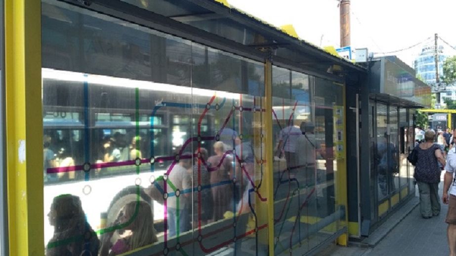 В Днепре на Тополе обнаружили разбитой остановку общественного транспорта