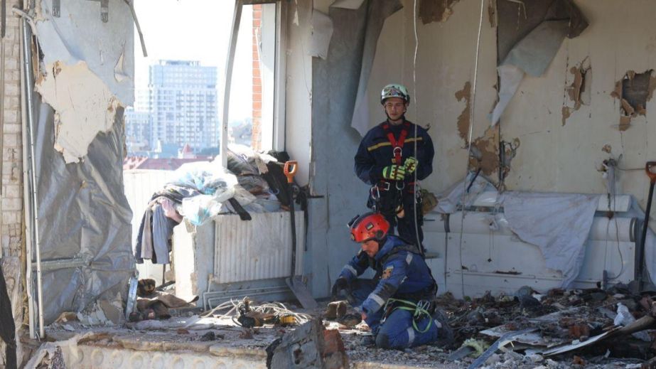 Ракетная атака на Днепр: спасатели продолжают искать людей под завалами