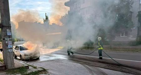 В Каменском посреди дороги вспыхнул автомобиль