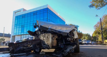 В центре Днепра столкнулись два автомобиля, движение затруднено (ФОТО, ВИДЕО)