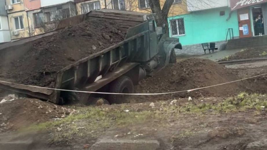 В Кривом Роге грузовик с землей провалился в яму (ФОТО, ВИДЕО)