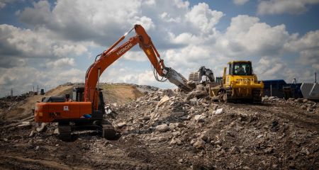 Наслідки війни: на Дніпропетровщині на спецмайданчики вже вивезено понад 13 тисяч тонн відходів руйнації (ФОТО)