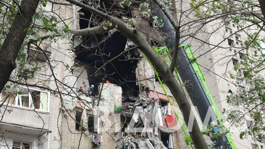 Нічний "шахедний" удар росіян по Дніпру 23 квітня: як виглядає багатоповерхівка, де загинули троє людей (ФОТО, ВІДЕО)