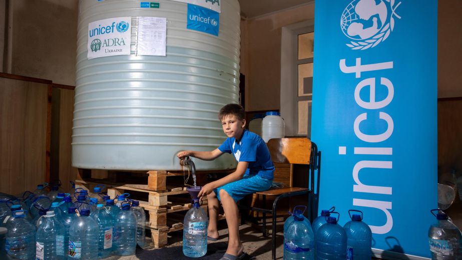 В Никополе прекращают выдачу питьевой воды от ЮНИСЕФ
