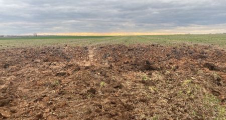 На Дніпропетровщині фермер виявив величезну вирву на своєму полі (ФОТО, ВІДЕО)