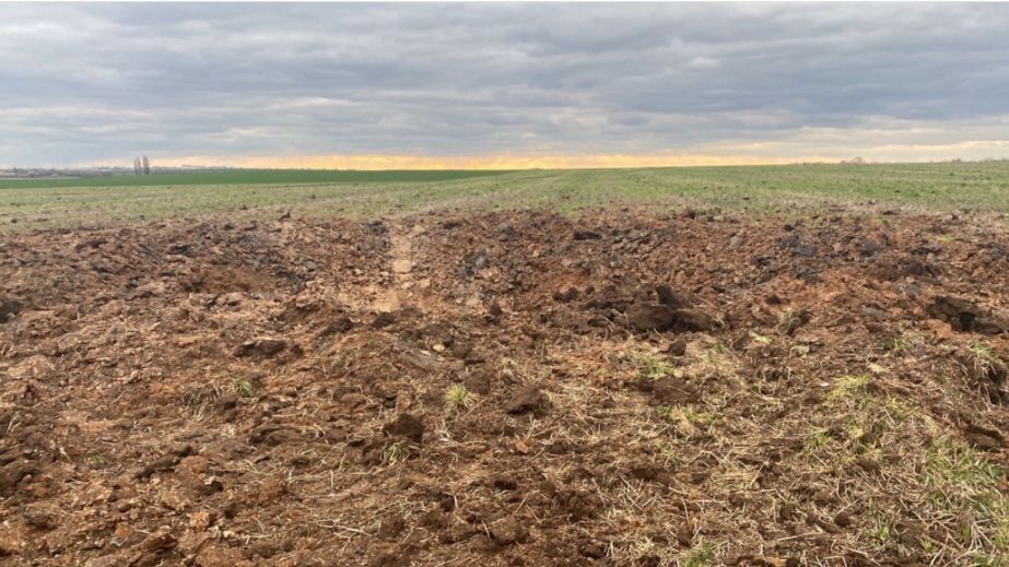 На Дніпропетровщині фермер виявив величезну вирву на своєму полі (ФОТО, ВІДЕО)