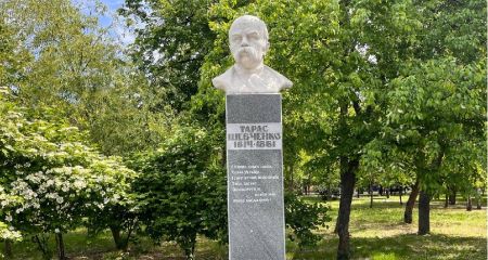 Залізна книга і білі арки: як виглядає популярний сквер у Павлограді (ФОТО, ВІДЕО)