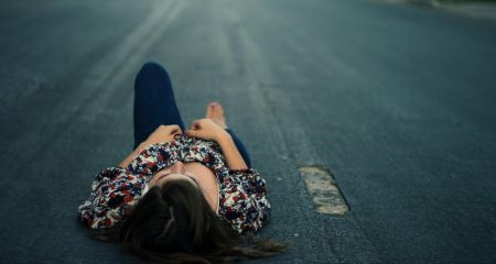 На одній з вулиць Дніпра жінка лягає на дорогу та блокує рух автівок (ВІДЕО)
