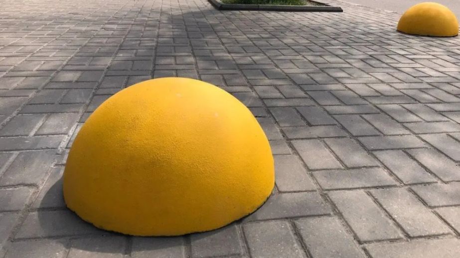 В Днепре на Победе возле одного из домов пандус заблокировали антипарковочной сферой (ФОТО)