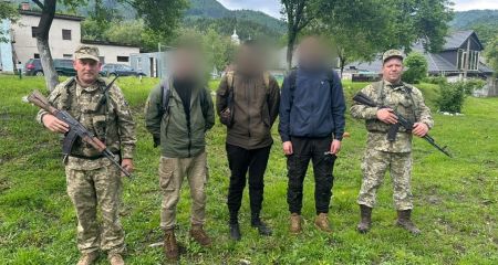 Замерзли и проголодались: в горах спасли двух жителей Днепропетровщины, которые пешком шли в Румынию