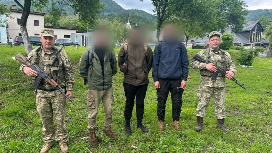 Змерзли та зголодніли: у горах врятували двох жителів Дніпропетровщини, які пішки йшли до Румунії