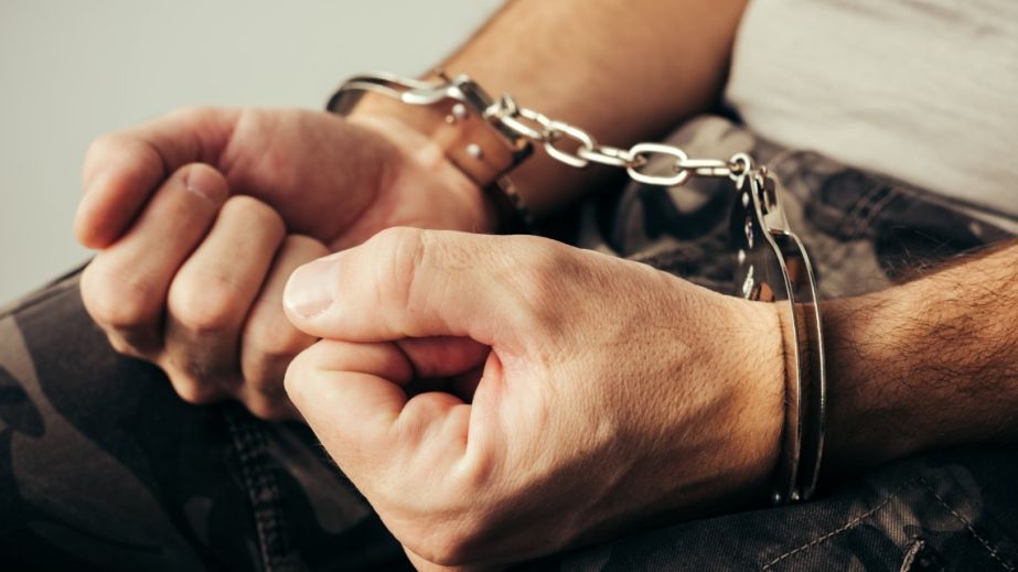 В Днепре на проспекте Поля неадекваты разнесли супермаркет (ВИДЕО)