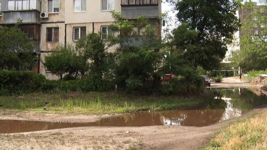 Дети купаются, взрослые жалуются: в Днепре в одном из дворов образовалось озеро из стоков