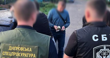 Сімейний "бізнес": на Дніпропетровщині батько та син переправляли військовозобов’язаних за кордон