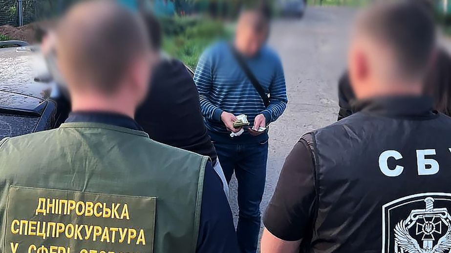 Сімейний "бізнес": на Дніпропетровщині батько та син переправляли військовозобов’язаних за кордон
