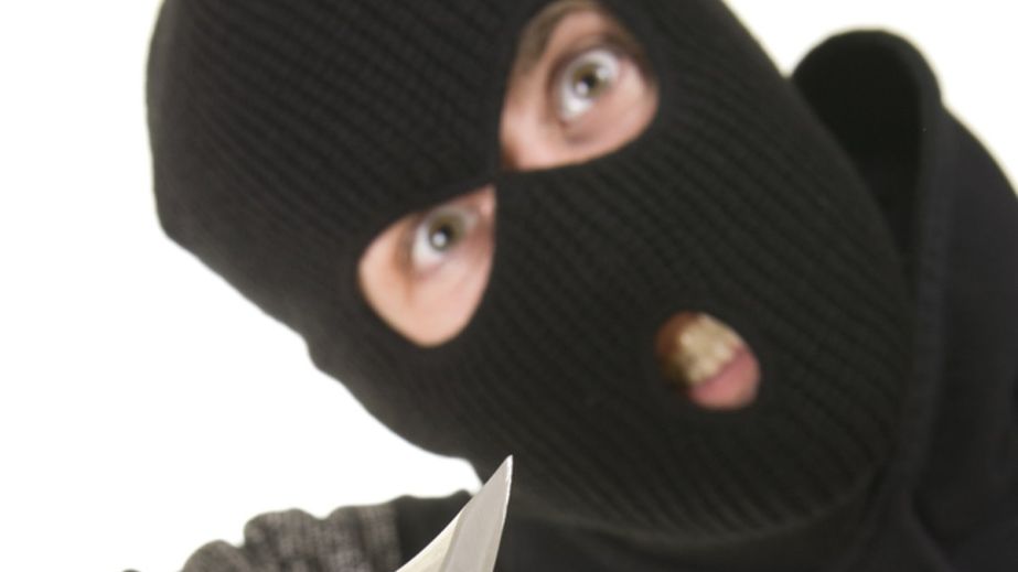 Били та погрожували окропом: серійні "домушники" з Дніпра проведуть за ґратами 11 та 13 років