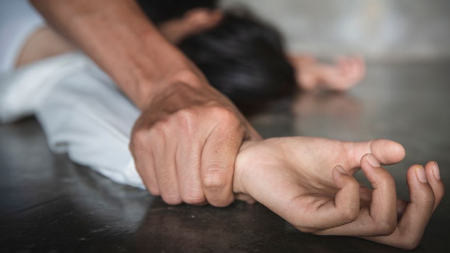 Чоловіка зв'язав, а дружину зґвалтував: на Дніпропетровщині затримали насильника