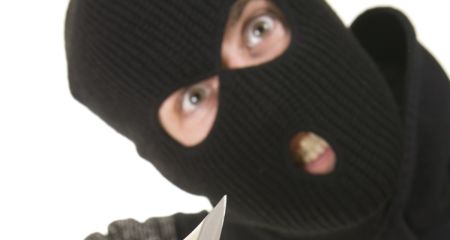 На Криворіжжі п'яний чоловік вибив вікно цеглиною та пограбував родину, якій допомагав по господарству