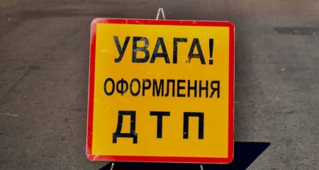 У Дніпрі на одному з перехресть занесло маршрутку і вона в'їхала в автобус (ВІДЕО)