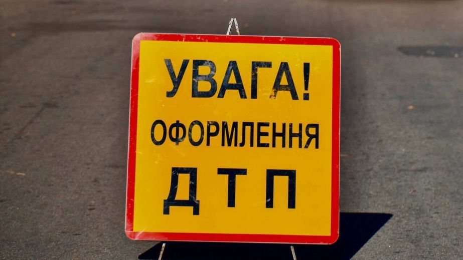 У Дніпрі на одному з перехресть занесло маршрутку і вона в'їхала в автобус (ВІДЕО)