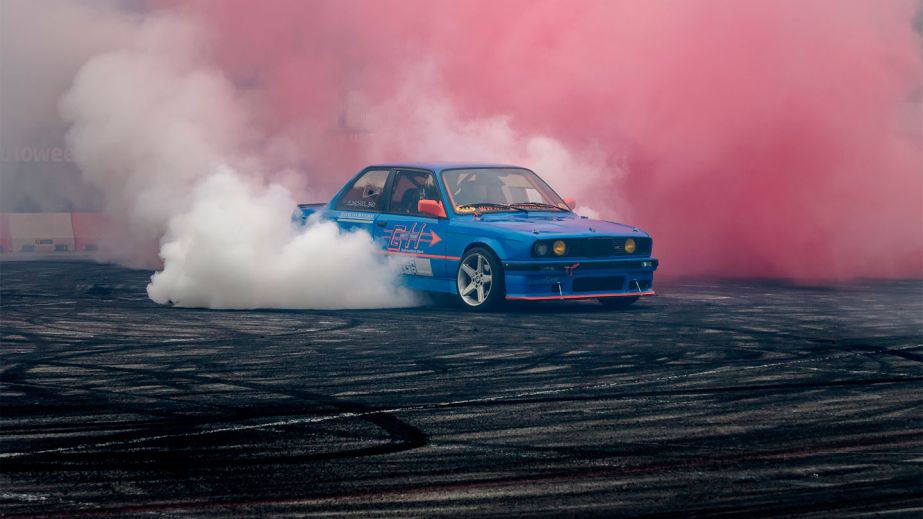 У центрі Дніпра водій влаштував "дрифт" серед перехожих (ВІДЕО)