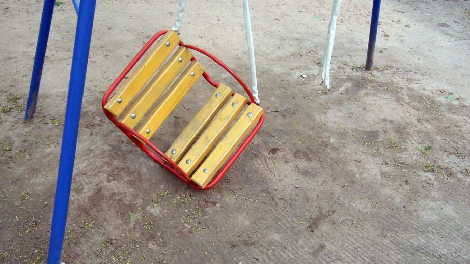 У Кривому Розі хулігани потрощили новий дитячий майданчик (ФОТО)