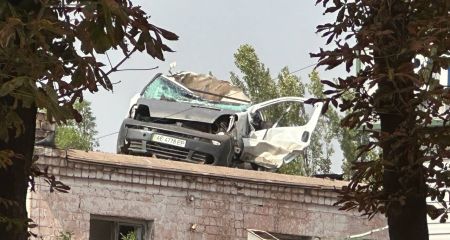 У Кривому Розі автівку вибуховою хвилею закинуло на дах (ФОТО)