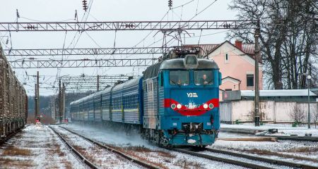 "Укрзализныця" пополнит курсирующие через Днепропетровщину поезда дополнительными вагонами